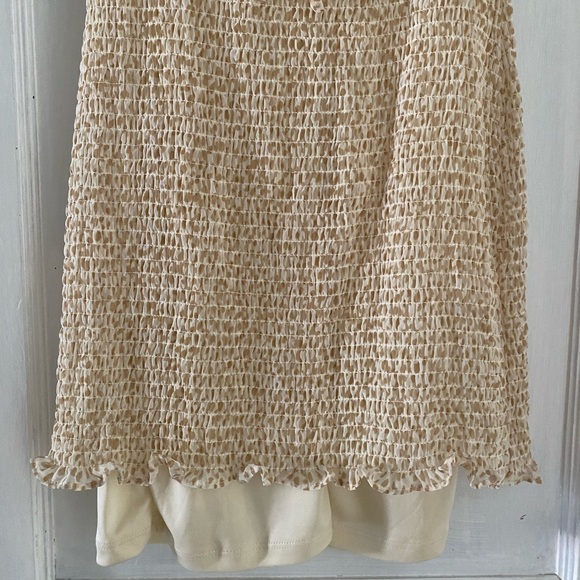 Short Sleeve Sweetheart Neck with Tie Detail Tan Spotted Body-con Dress - Picture 3 of 10